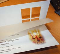 Приглашение на ёлку. Под калькой прячется изображение горящей свечи, создавая эффект 