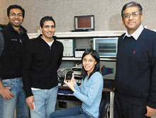 Разработчики новой микросхемы — Ананта Чандракасан (крайний справа) и его студенты — Йогеш Рамадасс, Навин Верма и Джойс Квонг