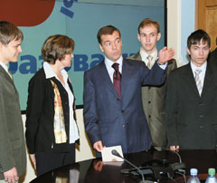 После официальной части Дмитрий Медведев неформально общался со студентами и преподавателями