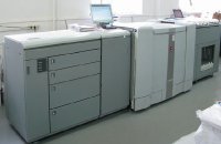 Осе VarioPrint 6250 использует для печати магнитографию и сравнима по скорости смладшими моделями малоформатных офсетных машин 