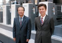 Наохира Каваками и исполнительный директор по международным продажам Тошихико Кавашима