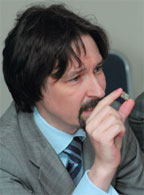 Василий Суворов демонстрирует готовый к применению ZigBee-модуль, разработанный его компанией