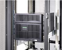 Рисунок 2. Eaton Powerware 9140 — мощная децентрализованная система электропитания с однофазным выходом для стоек средней (2-4 кВт) и высокой (4-6 кВт) плотности. Кроме замены батарей в «горячем» режиме, эти ИБП поддерживают и замену модуля электроники. В качестве аксессуаров предлагаются PDU, однако параллельная работа данной моделью не предусматривается. В ИБП применяется корректор коэффициента мощности на IGBT, регулирование тока заряда батарей (0,5-2,5 А), автоматический байпас для питания нагрузки при «горячей» замене модулей.