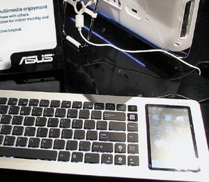 На случай, если большого экрана под рукой не окажется, клавиатура Eee Keyboard снабжена собственным экраном с диагональю 5 дюймов, который располагается в правой части устройства