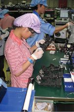 Часть компонентов просто сажается на клей