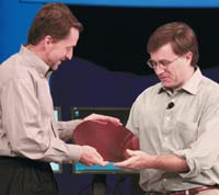 Пат Гелсингер, генеральный менеджер Intel Digital Enterprise Group, и Джим Брайтон, руководитель проекта Nehalem, с пластиной, на которой выполнены процессоры архитектуры x86 следующего поколения