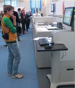 Около стенки стоит всего одно устройство — по сути цифровой печатный станок