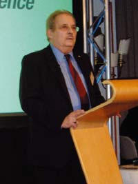 Собравшихся приветствует президент. Для PrintCity это Джон Дангелмайер