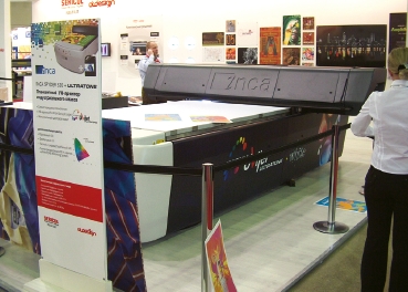 Стенд AT Design. Макс. ширина запечатываемых планшетным принтером Inca Spyder 320+ Ultratone рулонных материалов 2200 мм, макс. формат листовых 1250в2500 мм 