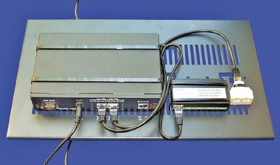 Рисунок 2. Для ограниченного пространства May предлагает систему, оснащенную всего лишь двумя интерфейсами периферийных шин, одним адаптером локальной сети и одним последовательным портом. Ее можно разместить на нижней стороне полки шкафа.