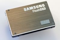 Представленный Samsung прототип 256-гигабайтного флэш-накопителя обладает скоростью чтения данных 200 Мбит/с и скоростью последовательной записи 160 Мбит/с 