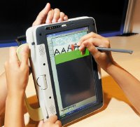 Для ввода данных через сенсорный экран Intel Classmate 3 можно использовать стилус или просто палец