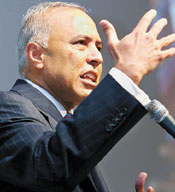 Арун Сарин: «Операционным системам для мобильных телефонов отводится ключевая роль в процессе формирования пользовательских навыков, но сегодня этих систем стало слишком много: их насчитывается где-то порядка 30 или даже 40»