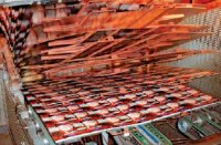 В этой машине дочернего предприятия КВА LTG-Mailaender жестяные пластины с высохшим красочным слоем и покрытые при втором прогоне слоем бесцветного лака поднимаются вертикально при входе в туннельную печь горячего воздуха. Фото: Д. Клиберг 