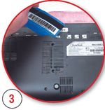 С помощью пластиковой карты аккуратно разъединяем три защелки, расположенные под батареей