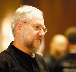 Дуглас Крокфорд: «Самым интересным новшеством в разработке программного обеспечения за два десятилетия стали так называемые ‘коллажи’ (mashup), которые демонстрируют преимущества распределенного программирования. К сожалению, коллажи в среде браузера небезопасны»