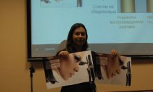 В руках у М. Коскенканто два образца, на одном специально искажены цвета: 