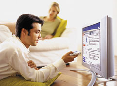 Одним из способов, весьма распространенным за рубежом, использования Near Field Communication является интерактивная реклама товаров через мобильный телефон. Типичный пример: заинтересовавшись рекламой, изображенной на уличном биллборде или на витрине магазина, пользователь считывает ее на свой аппарат, чтобы внимательно просмотреть в более комфортных условиях