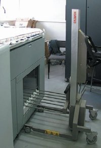 Для выгрузки стопы на приёмке нужно приспособление — иначе можно не успеть за скоростью печати