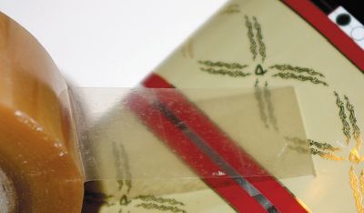 Результаты выполнения скотч-теста после нанесения праймера (крупно) и без него