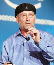 Мули Иден представил основанную на Intel Atom платформу Pine Trail с более высоким уровнем интеграции, количество микросхем в которой сокращено с трех до двух, что позволяет снизить уровень энергопотребления