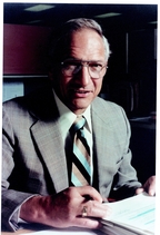 Заявка Роберта Нойса, в то время руководителя научно-исследовательского подразделения компании Fairchild Semiconductor, прошла все инстанции быстрее, поэтому первый патент на интегральную схему получил именно он 