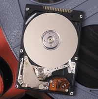 Ряд производителей дисководов, в том числе Seagate, Fujitsu и Hitachi, уже поддер?живают спецификацию. Например, Hitachi выпускает свои внутренние дисководы для ноутбуков TravelStar 500 с полнодисковым шифрованием