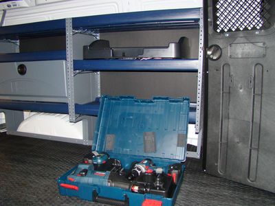 Компания Leggett & Platt представила автофургон, оснащенный системой для зарядки дрели, дисковой пилы и других инструментов 