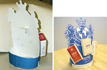 Помимо визуальных эффектов, пластик придаёт конструкции гибкость. Это свойство использовано в промо-дисплее Bond — поскольку конструкция сборная, без прикрепляемых элементов, то должна обеспечивать себе устойчивость. Поддерживающая часть согнута без биговки