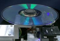 На новом оптическом диске стандартного диаметра (12 см) удалось поместить 16 слоев, каждый из которых имеет вместимость 25 Гбайт 