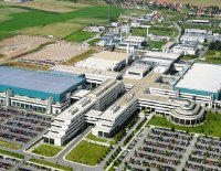 Фабрика Fab 36 была с большой помпой открыта в осенью 2005 года; в нее, как и в другие подразделения научно-производственного комплекса в Дрездене, AMD вкладывала миллиарды долларов с середины 90-х