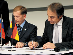 Соглашение о сотрудничестве в области ИТ для здравоохранения подписали министр информатизации и связи Татарстана Фарит Фазылзянов и президент Software AG Карл-Хайнц Штрайбих