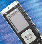 Цифровой диктофон Panasonic RR-US950 выглядит довольно оригинально, чем-то напоминая обычный MP3-плеер, разве что чуть более вытянутый в длину