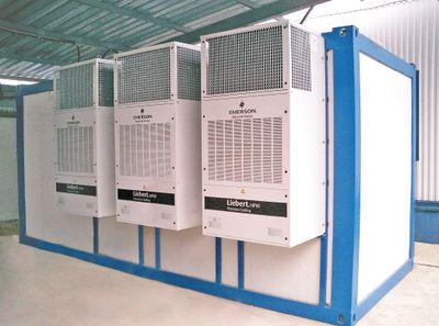 Рисунок 8. 20-футовый контейнер CHERUS-MDC-24-1 содержит до четырех-пяти стандартных стоек с оборудованием, системы безопасности (контроля и управления доступом, видеонаблюдения), мониторинга и диспетчерского управления, газового пожаротушения, кондиционирования (снаружи навешиваются три кондиционера Liebert HPW WM15MD) и бесперебойного электроснабжения (два ИБП APC SYMMETRA PX 30 КВт), вводно-распределительное устройство для гарантированного электроснабжения, кабеленесущие конструкции. В комплекте с контейнером, на прицепе, предлагается ДГУ Wilson мощностью 100 кВА. От системы гарантийного электроснабжения питаются два из трех кондиционеров.