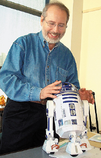 Какой специалист в области роботов не любит R2-D2? Тэнди Трауэр, генеральный менеджер Microsoft Robotics Group, уверен, что технология роботов развивается в таком направлении, что машины смогут развлекать людей и обслуживать их, далеко превзойдя нынешние почти игрушечные образцы