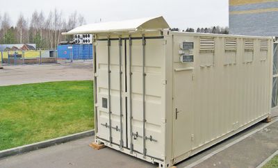 Рисунок 9. Базовая модель «Датериум» — это МЦОД класса «все включено», собранный на базе модифицированного транспортного контейнера (длиной 20 футов), оснащенный комплексом инженерных систем и оборудованный семью стандартными стойками высотой 42U, куда можно устанавливать оборудование различных производителей с общим энергопотреблением до 32 кВт.