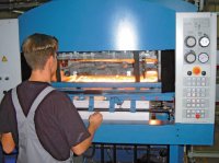 Словно солнце, светит в приёмке этой машины КВА ИК-сушка, которая входит в оснащение модельного ряда Karat 74 с лакировальной секцией дисперсионного лака. Фото: Д. Клиберг