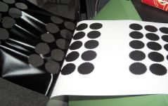 Процедура ручного отделения облоя от высеченных конгривок прошла без проблем: вырезка объектов произведена идеально точно, без погрешностей