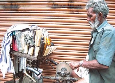  Точильщик ножей и потенциальный модератор социальной сети на улицах Калькутты