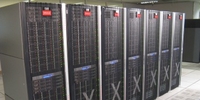 HP Oracle Database Machine, которая включает в себя восемь серверов баз данных Oracle и 14 Exadata Storage Servers в одной стойке 