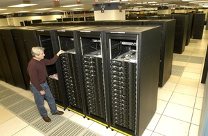 IBM Roadrunner работает в Лос-Аламосской национальной лаборатории. В течение последних месяцев он прошел модернизацию, в результате чего его скорость достигла 1,105 PFLOPS 
