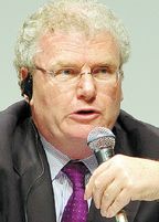 Говард Стрингер: «Он толщиной всего 0,3 мм. Он стеклянный. Мы можем выпускать его и в пластике, и вы сможете обернуть его вокруг своей руки, хотя я не знаю, кому и зачем это понадобится»