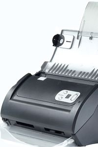 Корпус сканера выполнен из приятного на ощупь черного пластика с серебристыми вставками и дополнен полупрозрачным лотком. В собранном виде он выглядит довольно привлекательно и хорошо вписывается в любой интерьер