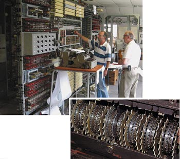 По инициативе Национального музея компьютерной техники копию Colossus (фото вверху) решили противопоставить современным компьютерам, организовав состязание в расшифровке сообщений, закодированных немецкой шифровальной машиной Lorenz SZ42, имевшей 12 шифровальных дисков (на фото справа)