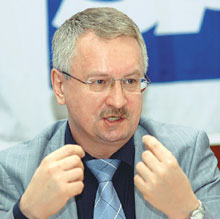 Леонид Тюкавкин озвучил стоимость проекта: около 7 млн. долл. на внедрение в течение трех лет, затем около 1 млн. долл. в год на поддержку системы