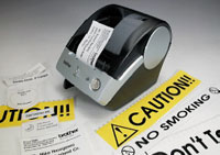 Принтер для этикеток и наклеек P-touch, может быть использован в производстве, ресторанном бизнесе, торговле, транспортных и телефонных компаниях, а также в офисе и дома