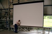 На фабрике Projecta в Веерте (Голландия) выпускается свыше 100 тыс. штук проекционных экранов в год, и переносить производство в Китай в компании не намерены 