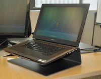 Зарядка модели Latitude Z, продаваемой по цене от 1999 долл., осуществляется при помощи специальной подставки, создающей индукционное поле. Принцип зарядки аналогичен тому, который используется в зарядных устройствах беспроводных электробритв и электрических зубных щеток