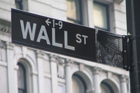 Комиссия по ценным бумагам и биржам США фактически отдала вопросы финансового регулирования на откуп самим компаниям, предоставляющим финансовые услуги и опирающимся в этом на закрытые программные системы 