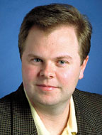 Кристофер Клаус: «Только 50% американцев играют в компьютерные игры. Другая половина никогда не погружалась в трехмерную среду. Мы пытаемся предоставить им возможность получения такого опыта. А потом они поймут, что навыки нахождения в виртуальном мире пригодятся и при работе с трехмерной системой электронной коммерции»